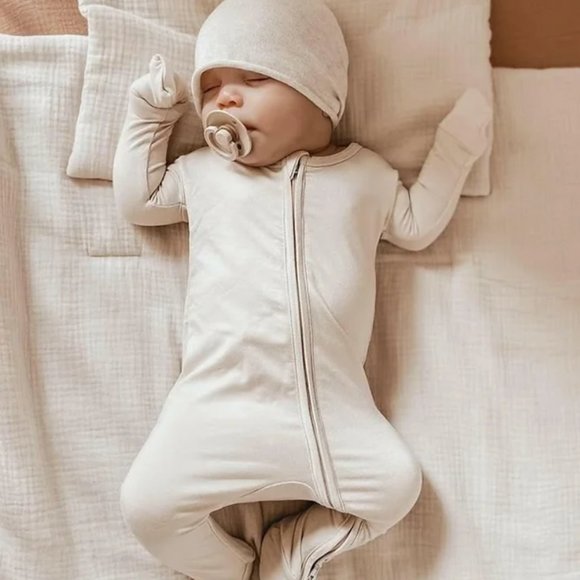 NWT Bear's Little Fish Bamboo Zippered Romper Sand Dune 0-3 Months - Picture 2 of 6